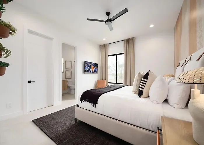 Luxe - Solstice Retreat - Heated Pools - 2 Homes Holiday home